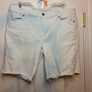 Paige Women’s👩🏻White Raw Hem Jeans Shorts🩳size 32